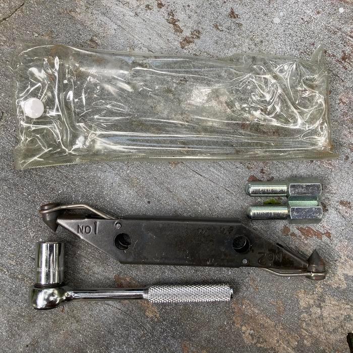 Locking Tool Alat Pengunci Pengencang CV Joint As Roda Universal Toyota Corolla Corona GL SE EX Salo
