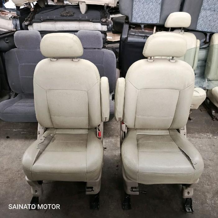 Sepasang jok kursi depan baris ke 1 bekas mobil Nissan Serena C24