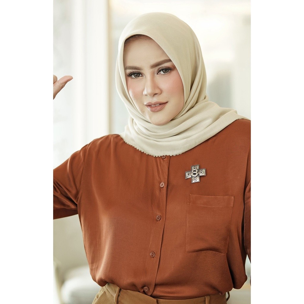 Buttonscarves Olla Square in Angora