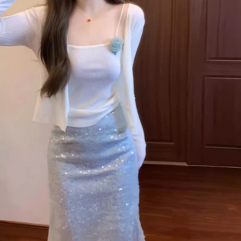 Mode Vogue Set cardigan kamisol rajut bagian dalam dan rok ekor ikan berpayet yang melangsingkan.