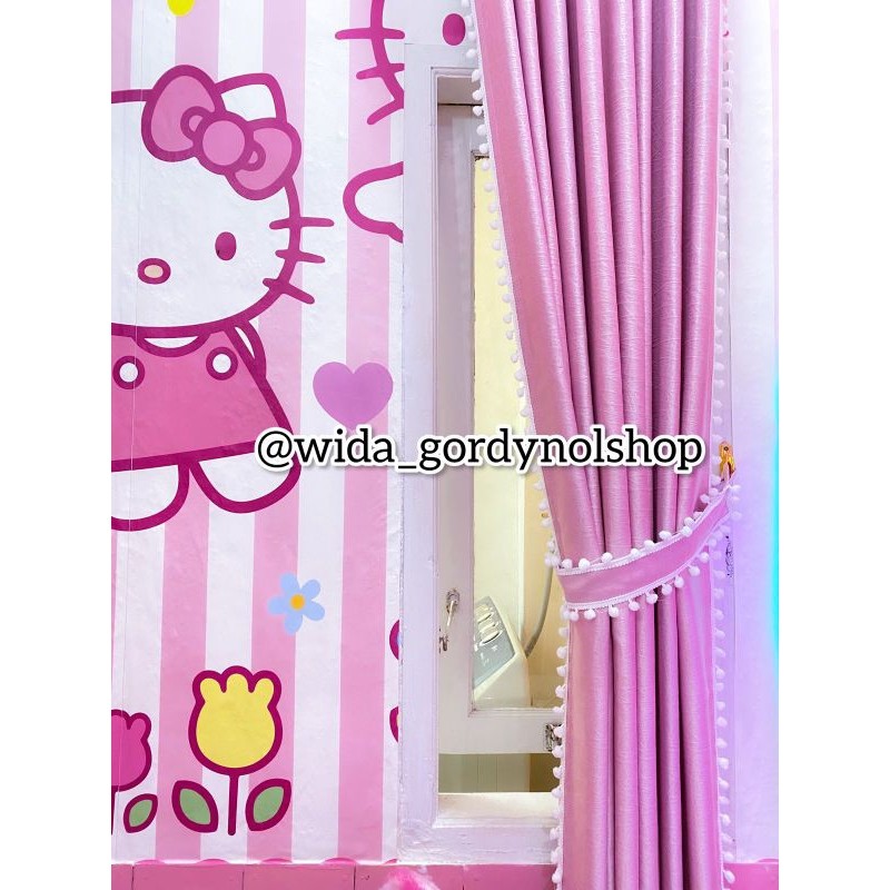 PLAOSANSTORE Dekorasi Kamar Anak Gorden Minimalis PomPom Pink Glossy Hordeng Blackout Polos Unik Ren