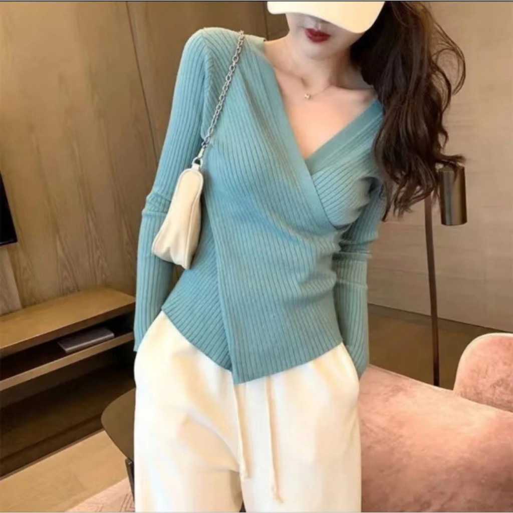 Sweater kerah V wanita baru kemeja bottoming di dalam lengan panjang cross-slang rajutan ketat.