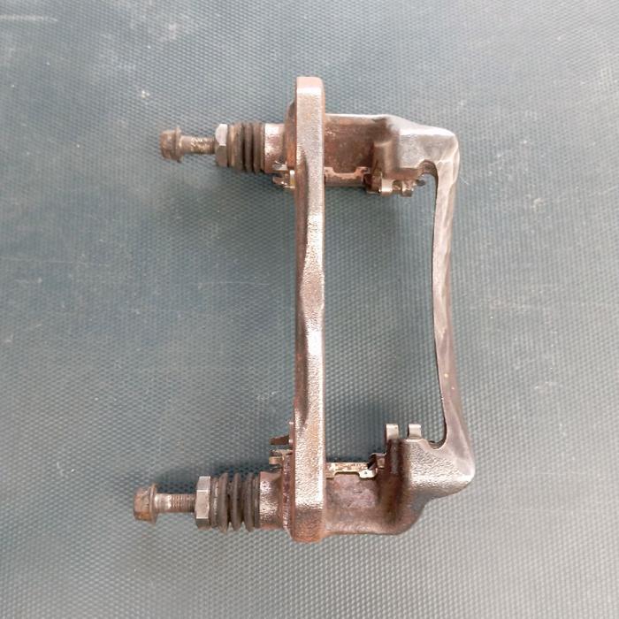 Bracket breket set baut baud caliper kaliper rem roda depan honda jazz gd3 / city gd8 asli copotan