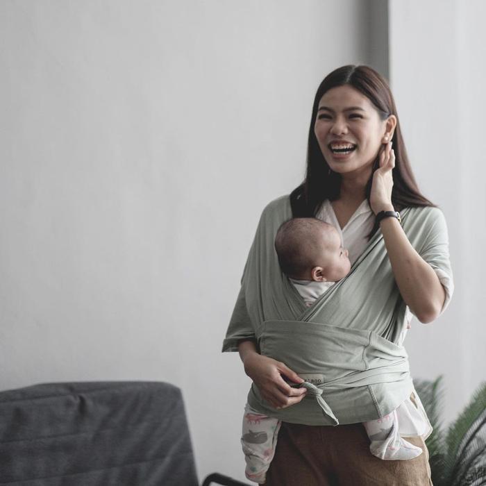 LIL’ BOO Gendongan Bayi Instan M-Shape – Baby Wrap Newborn 0–15kg Tosca | FREE Gift Box + Sash Belt 