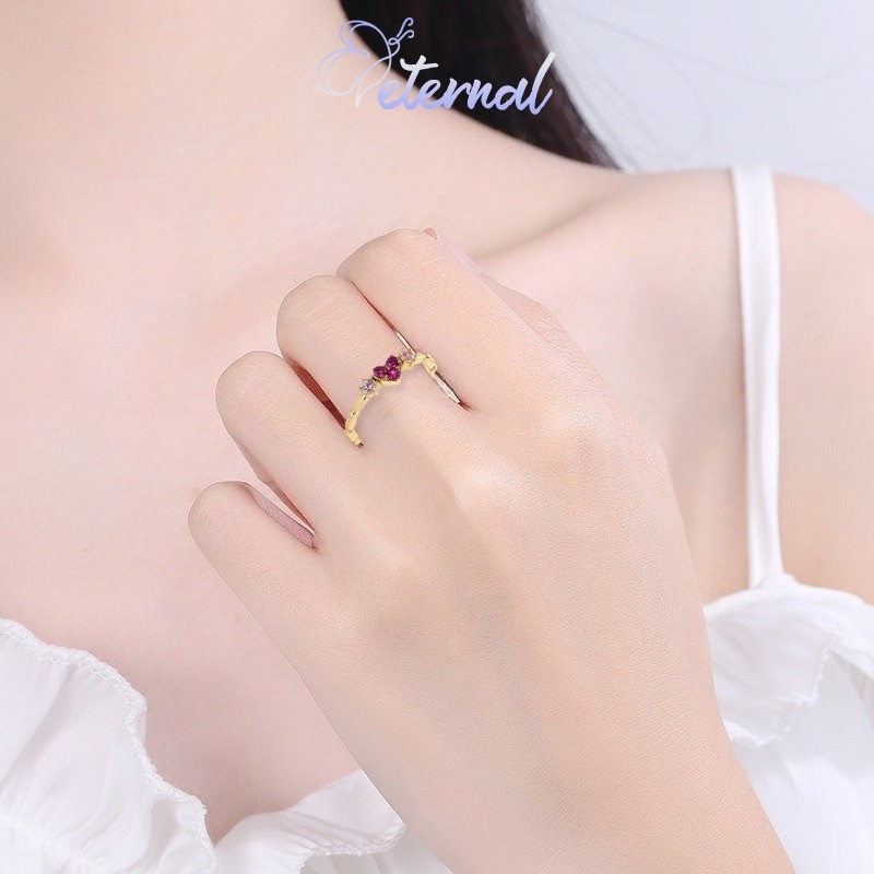 Eternal Cincin berlapis dengan batu akik kecil motif segar bertatahkan batu korundum merah berbentuk