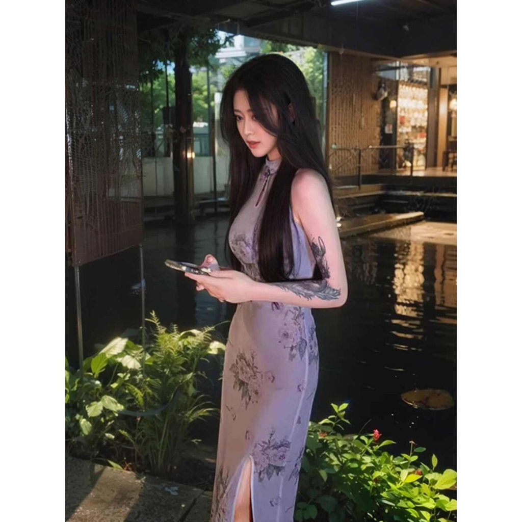 Gaun cheongsam ungu model halter-neck yang mewah, elegan, dan artistik untuk wanita muda.