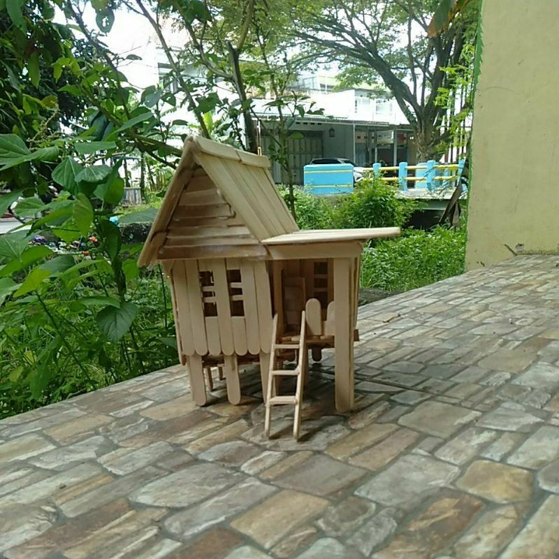 miniatur rumah adat boyang Sulawesi Barat dari stik es krim