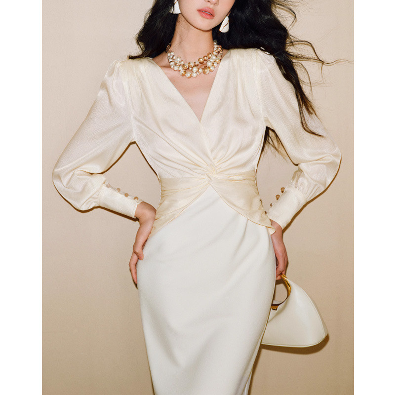 Gaun pelangsing pinggang simpul leher-V satin kerut elegan bergaya Prancis