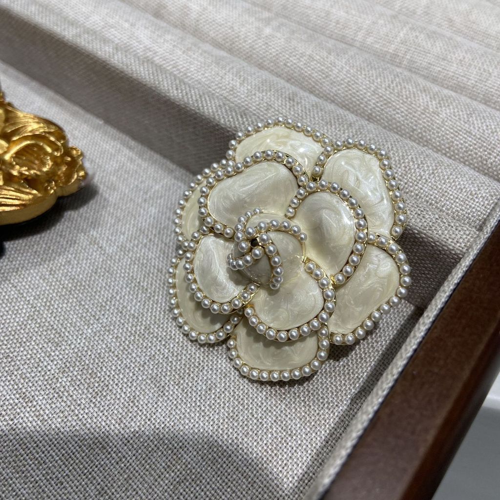 Bros kamelia mutiara enamel putih bergaya Chanel yang modis