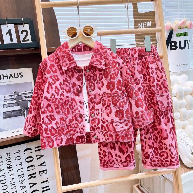 Mentari Kecil Setelan jaket lengan panjang dan celana motif leopard pink untuk bayi perempuan.