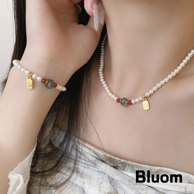 [Bluom] Kalung Gelang Cincin Mutiara Putih dengan Batu Merah Hijau dan Liontin Emas Simbol Keberuntu