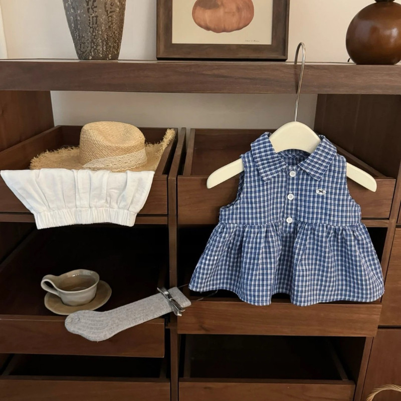 Setelan rompi dan celana pendek kotak-kotak gaya preppy Korea untuk anak perempuan.
