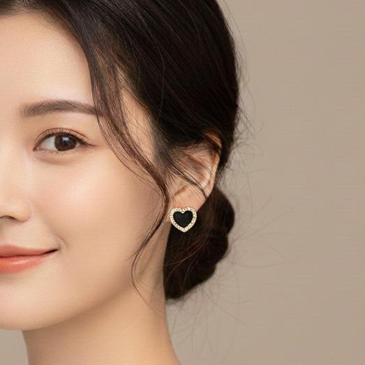 Anting Hati Hitam Crystal – Elegant Stud Earrings