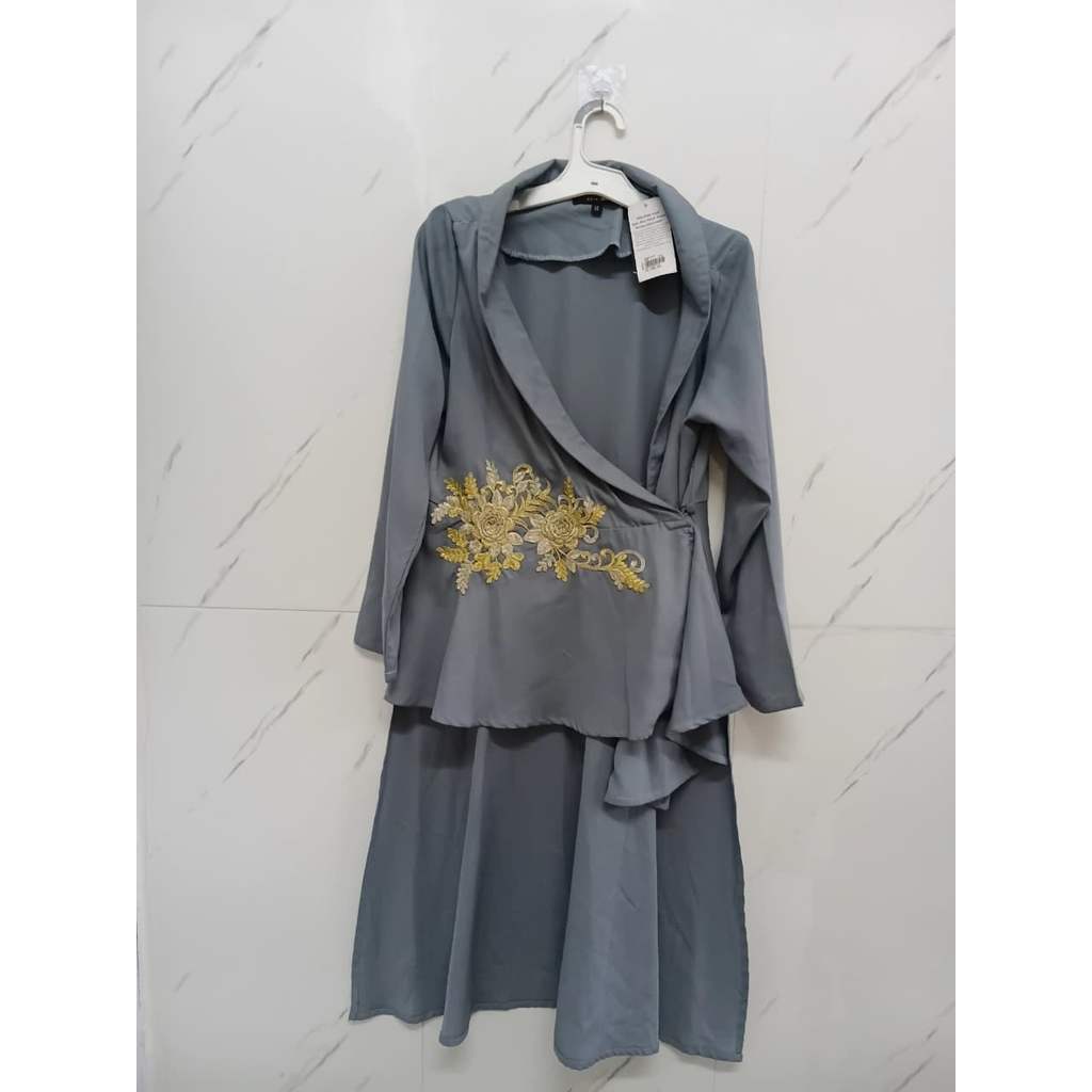 Baju MEDINA ZEIN ZOYA blus dan rok wanita berwarna abu-abu dengan bordir bunga berwarna emas.