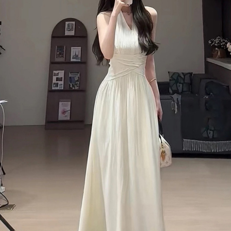 Mode Vogue Gaun satin berkerut, pinggang pas, rok panjang yang elegan dan melangsingkan.