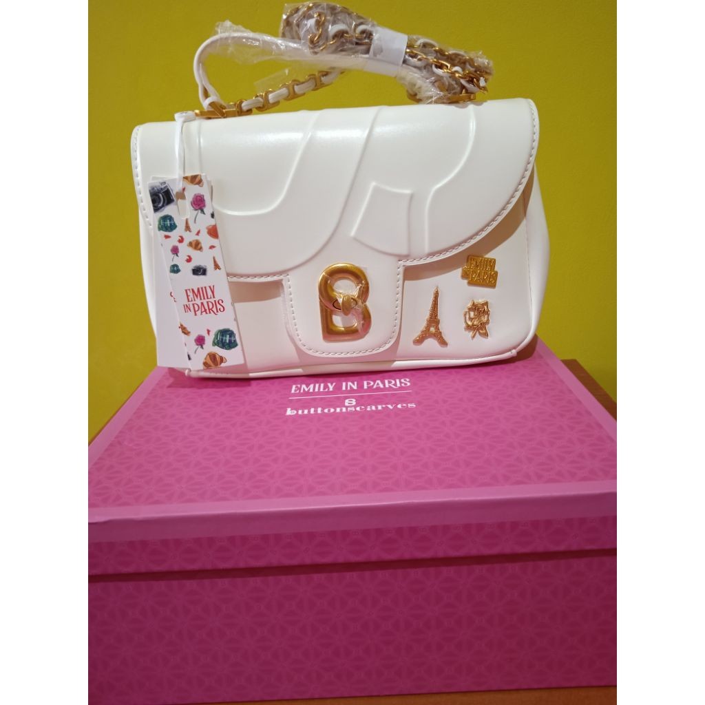 Tas Buttonscarves X Emily in Paris Alma Flap Bag Medium - Le Blanc