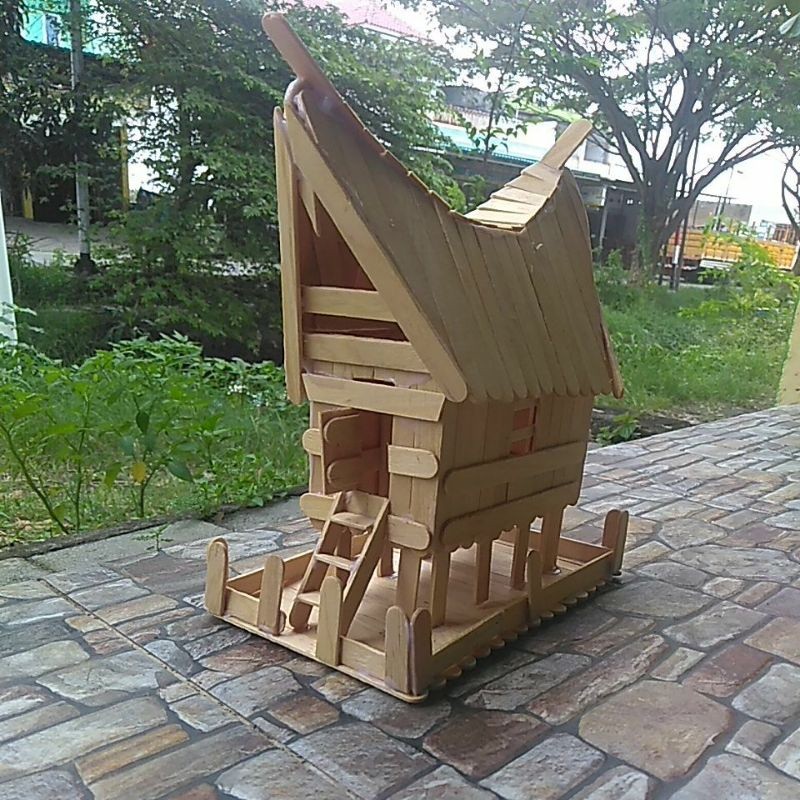 miniatur rumah bolon adat batak sumatra dari stik es krim