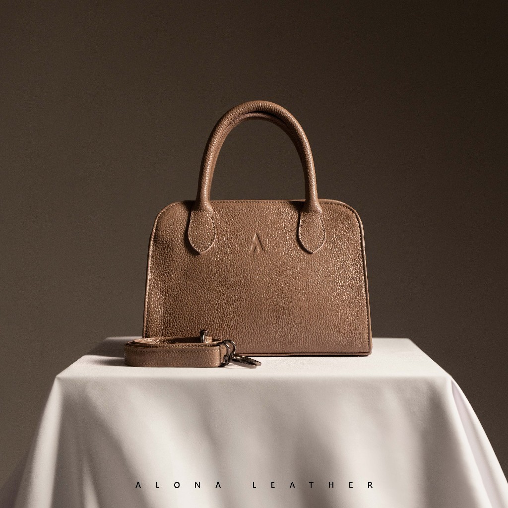 Alona Leather Malika Slingbag -  Tas Selempang Wanita Multifungsi Kulit Sapi Asli Free Random Gift