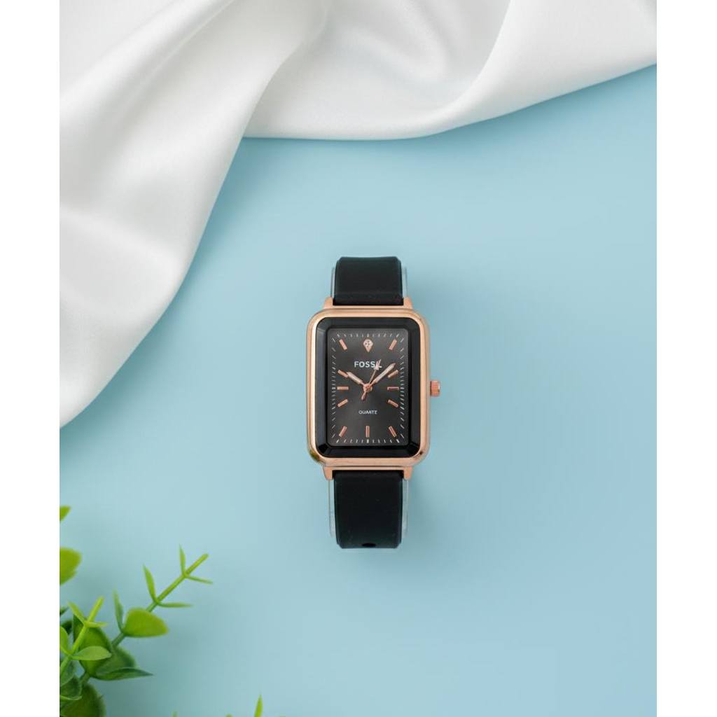 jam tangan wanita FOSSIL dengan case kotak berwarna emas mawar dan tali karet hitam Ps