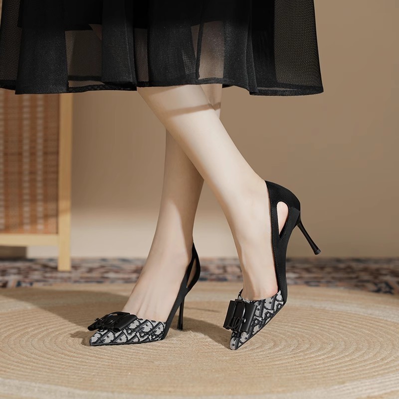Sepatu hak tinggi wanita berkualitas tinggi dengan ujung runcing dan model rendah. Sepatu hak stilet