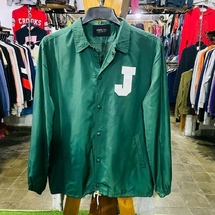 Jaket Coach JACK & JILL Size L - Jaket Hijau dengan Logo 'J' Putih - Pakaian Pria