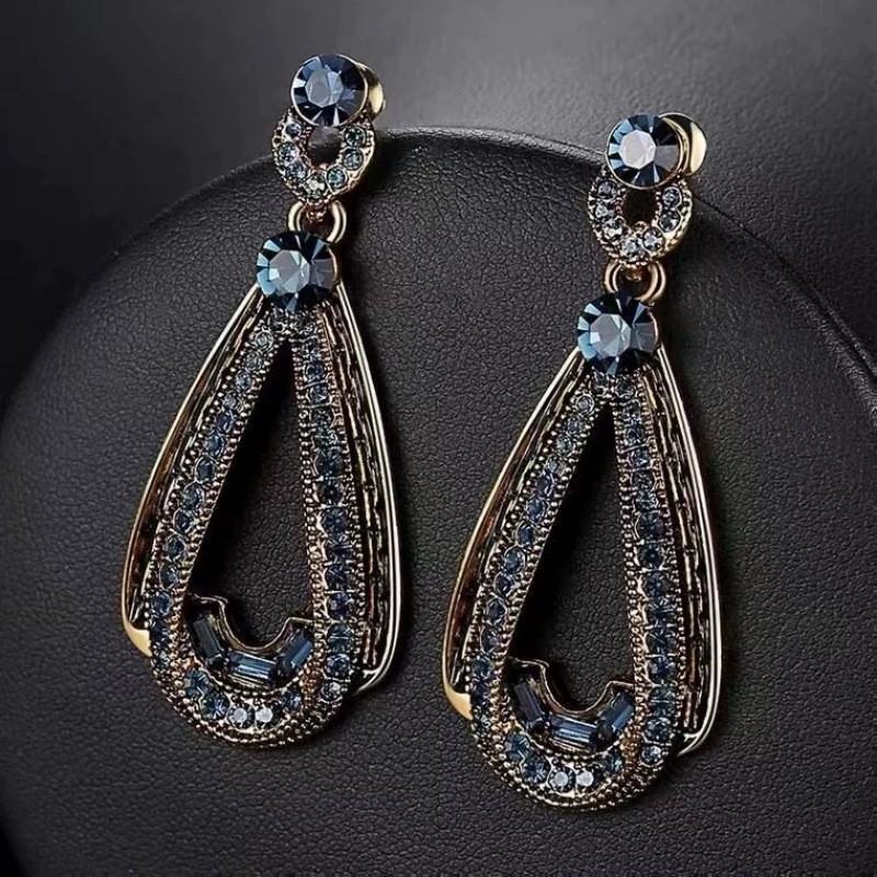 Anting-anting wanita model tetesan air yang stylish dan berani dengan gaya vintage.