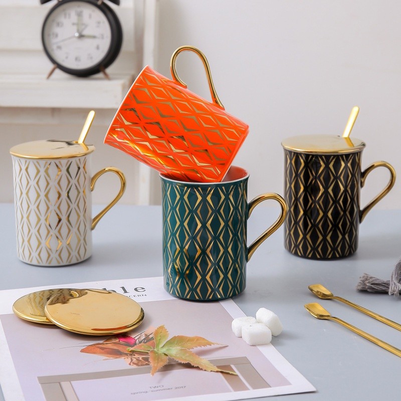 RoyalHuis Gelas Minum Set Keramik Motif Triangle Dengan Tutup Dan Sendok Gold/ Ceramic Mug Set With 