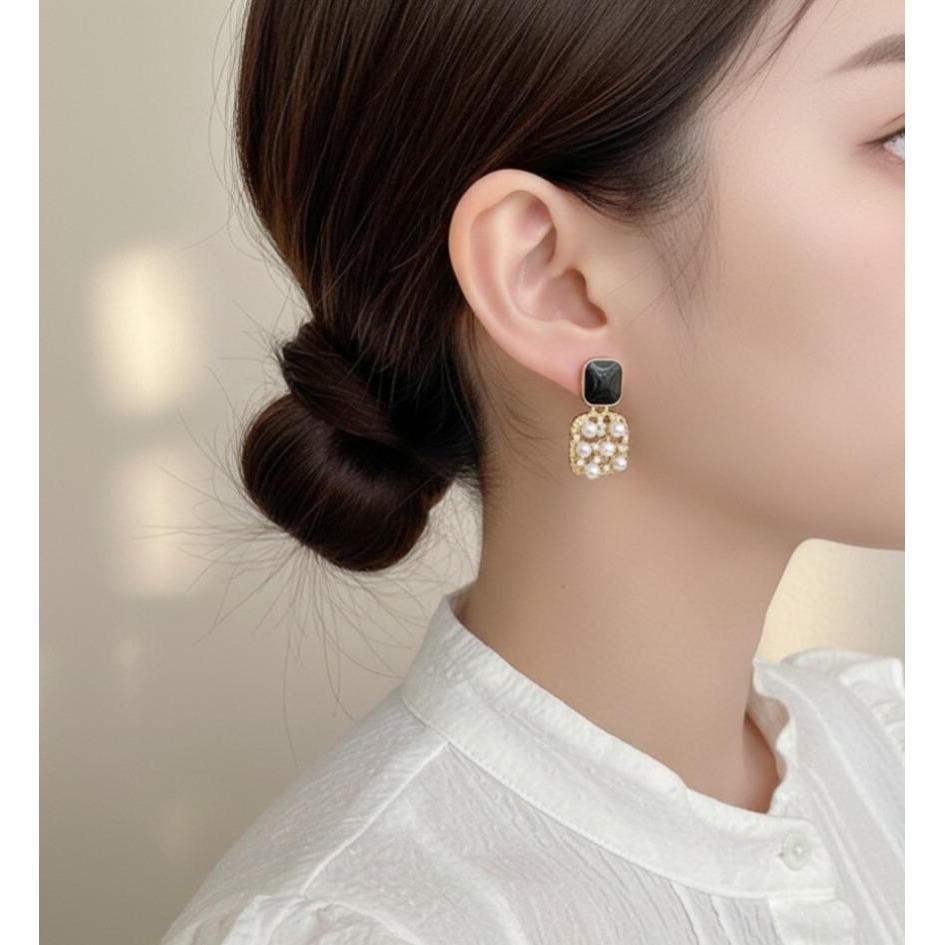 Anting Fashion Korea Desain Kotak Batu Hitam dan Mutiara