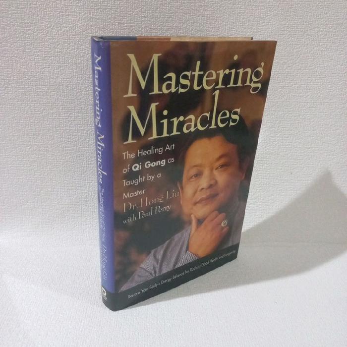 Buku Mastering Miracles: Seni Penyembuhan Qi Gong oleh Dr. Hong Liu dan Paul Perry