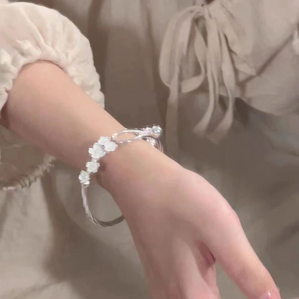 Gelang Gaya Cina Plum Blossom Bell Manis dan Hidup Gelang Terbuka Berkilau Aksesori Tangan Super Per