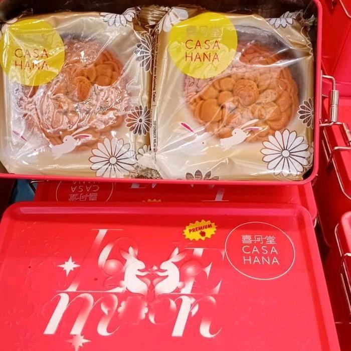 Moon cake kue bulan casahana isi 2 pics premium kotak kaleng