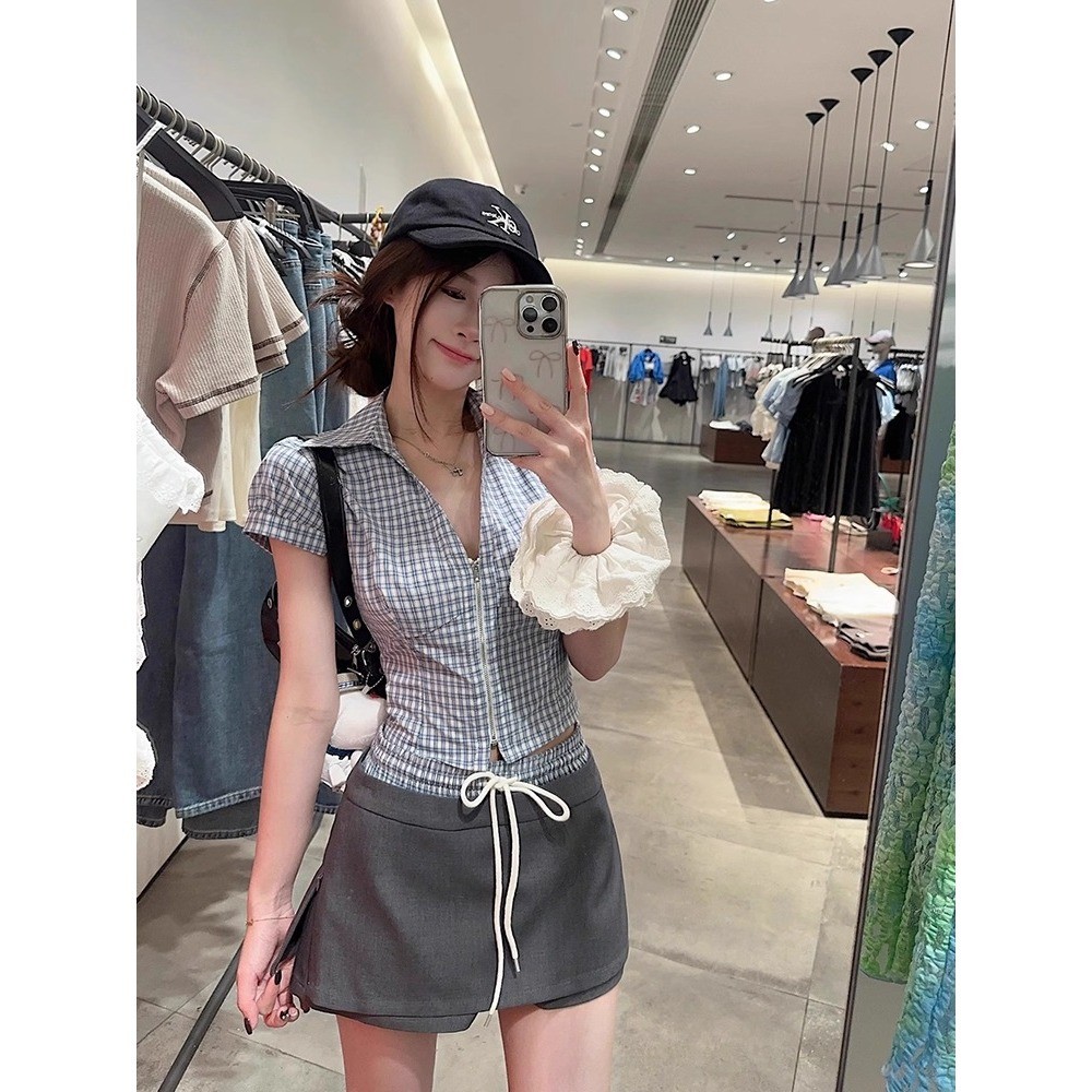 Satu set lengkap blus kotak-kotak berkerah V untuk wanita, rok dan celana yang pas di pinggang.