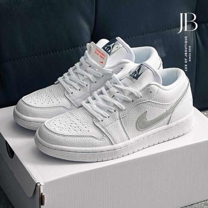 Jordan 1 Low SE White Metallic Sneaker IQ9381 100 (Size 35.5-47.5) - 5.5