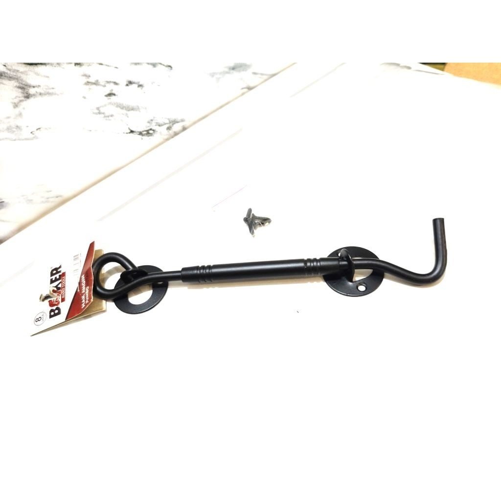 Hak angin jendela hitam tebal