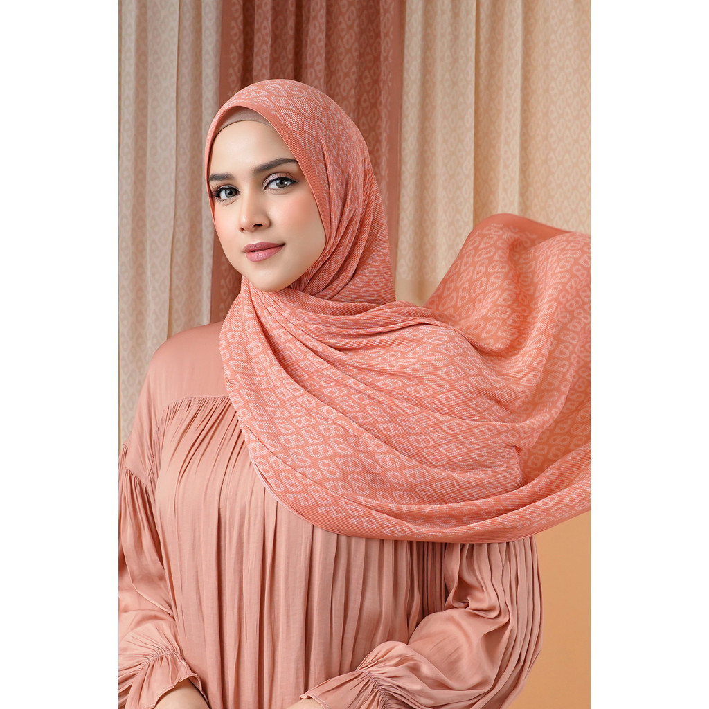 Buttonscarves Tapis Pleated Shawl - Coral