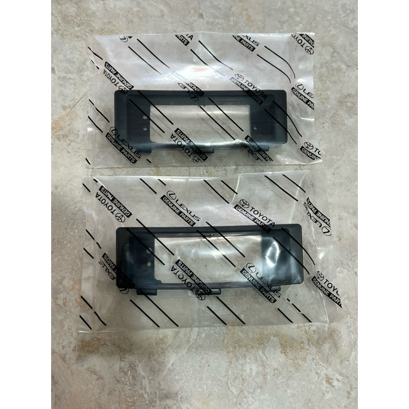 DUDUKAN BREKET LAMPU PLAT NOMER NO TOYOTA INNOVA FORTUNER HILUX 2004 2006 2008 2010 2012 2014 2015 U