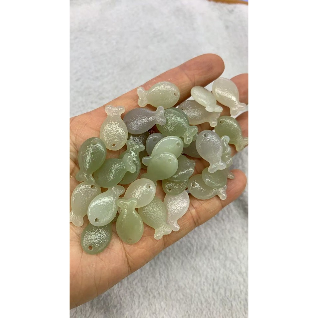 Bahan Qinghai giok Hetian, liontin kartun ikan kecil, membawa liontin 12 * 20 * 4.5mm