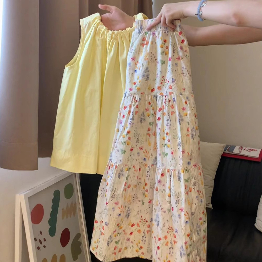 Rompi kuning dengan set rok tambalan bunga