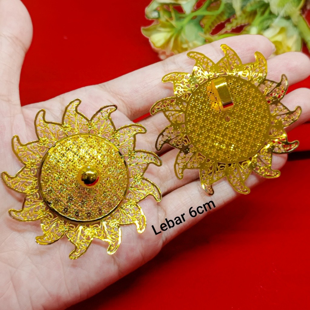 Liontin besar berlapis emas 24 karat baru dari Dubai.