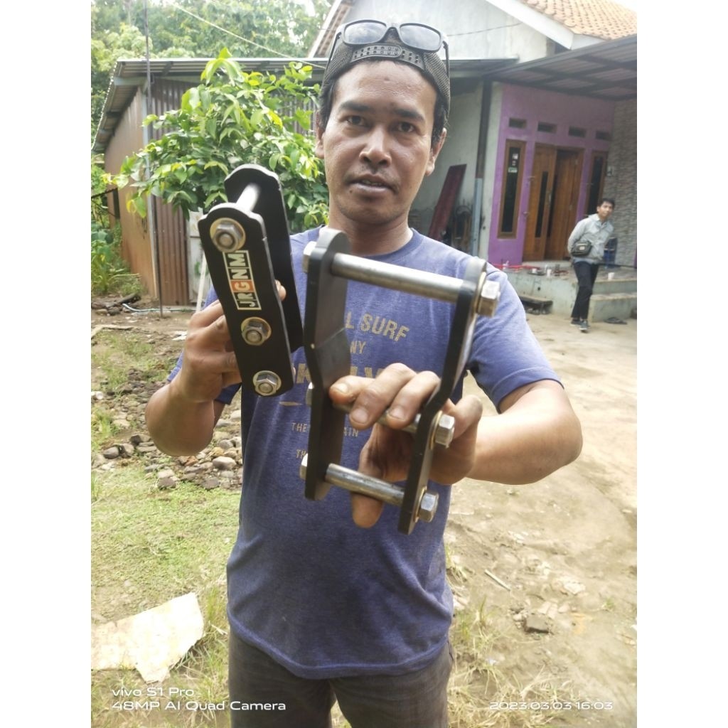 ANTING PER DAUN PENINGGI MOBIL NEW CARRY ( SHACKLE LEAF SPRING ) - JARAK SUMBU 17cm