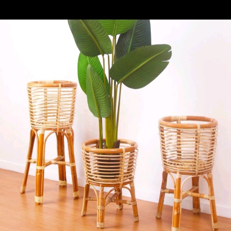Standing Pot Rotan Natural Finishing Mengkilap / Tempat Bunga Dekorasi Studio Foto Sudut Ruangan
