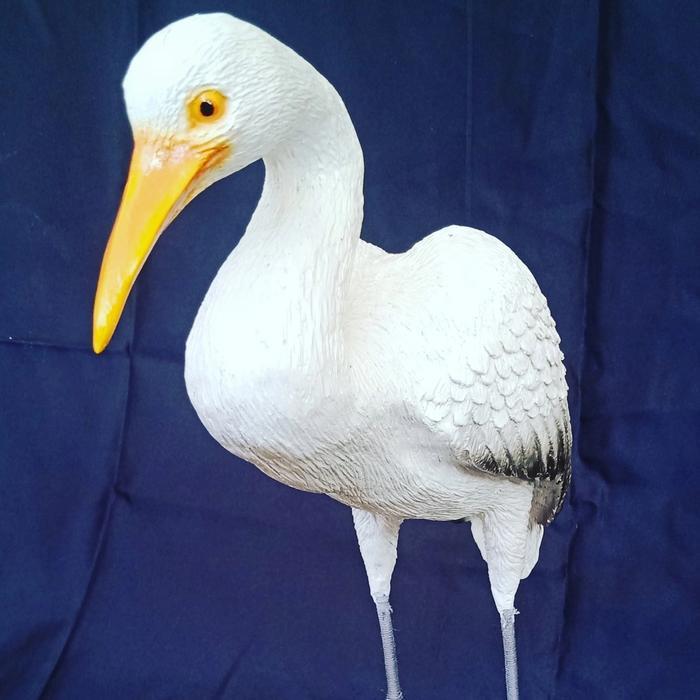 patung burung kuntul kolam