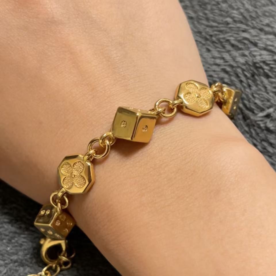Gelang dadu vintage baru dengan nuansa mewah dan berkelas, menampilkan desain daun semanggi empat.
