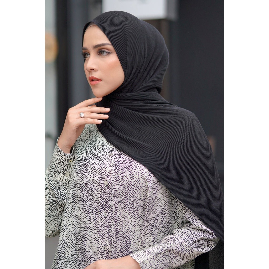 Buttonscarves Everyday Pleated Shawl - Black