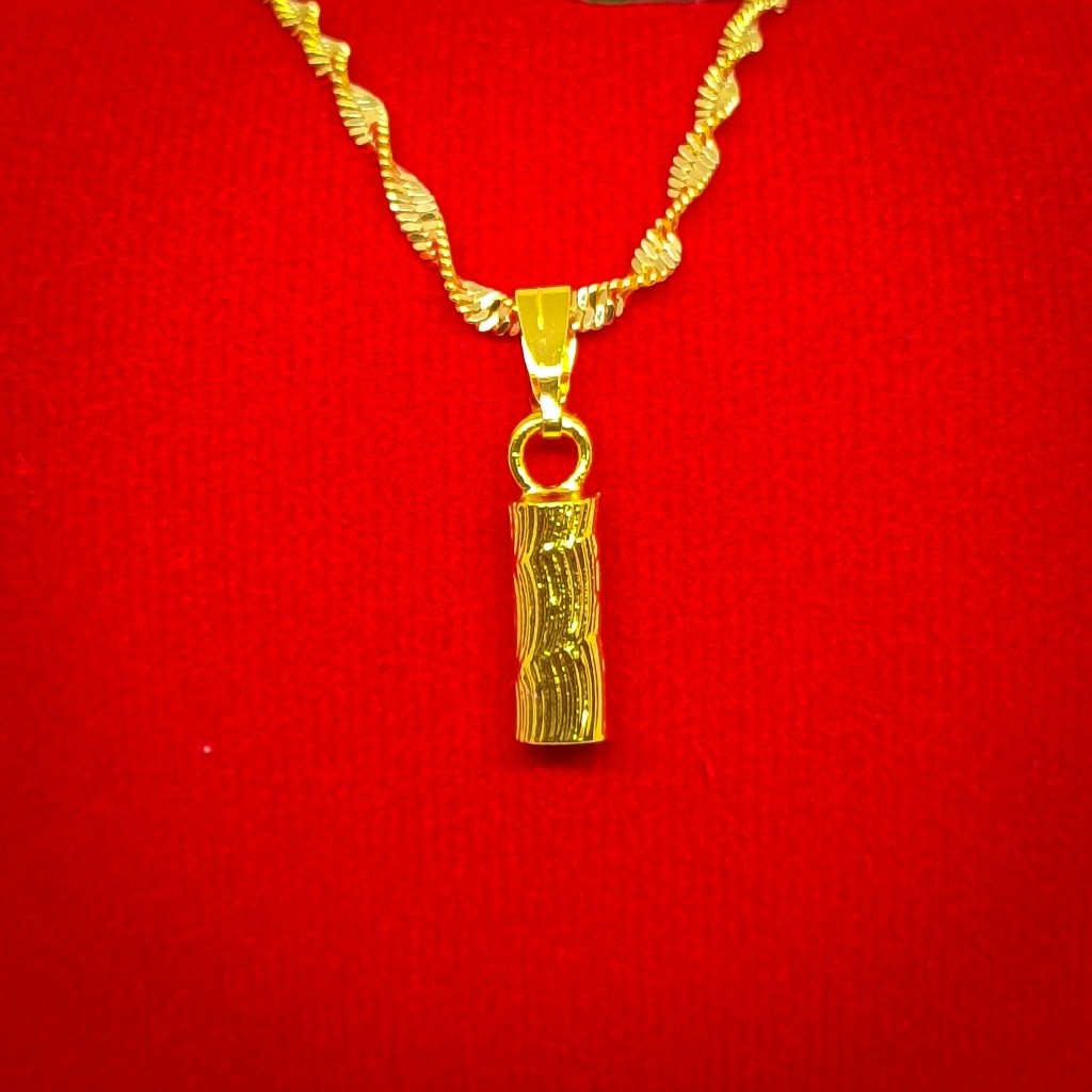 Ini adalah kalung baru, berbentuk seperti batangan emas kecil, dibuat di Hong Kong dan dilapisi deng