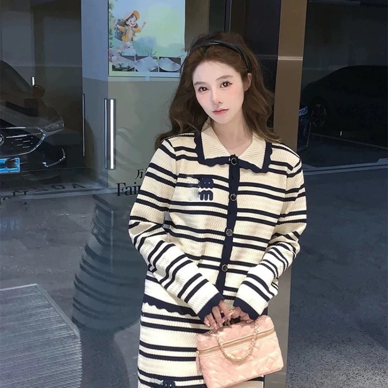 [Kue ceri]Set kardigan rajut bergaris gaya preppy + rok