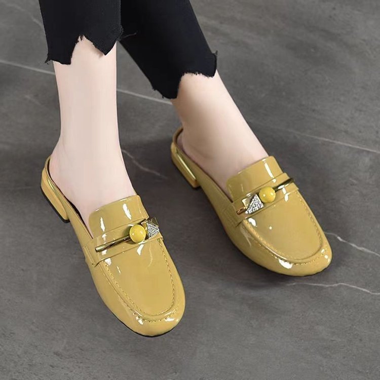 Sepatu loafers slip-on serbaguna dengan ujung tertutup dan hak tebal.