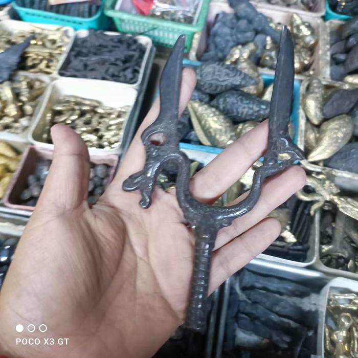 pusaka pataka naga kembar 2 pisau kuningan KJM1122