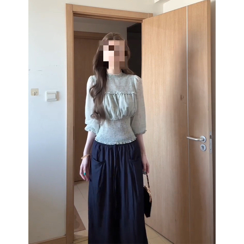 Set blus sifon hijau mint dan celana kasual ramping berpinggang tinggi untuk wanita.