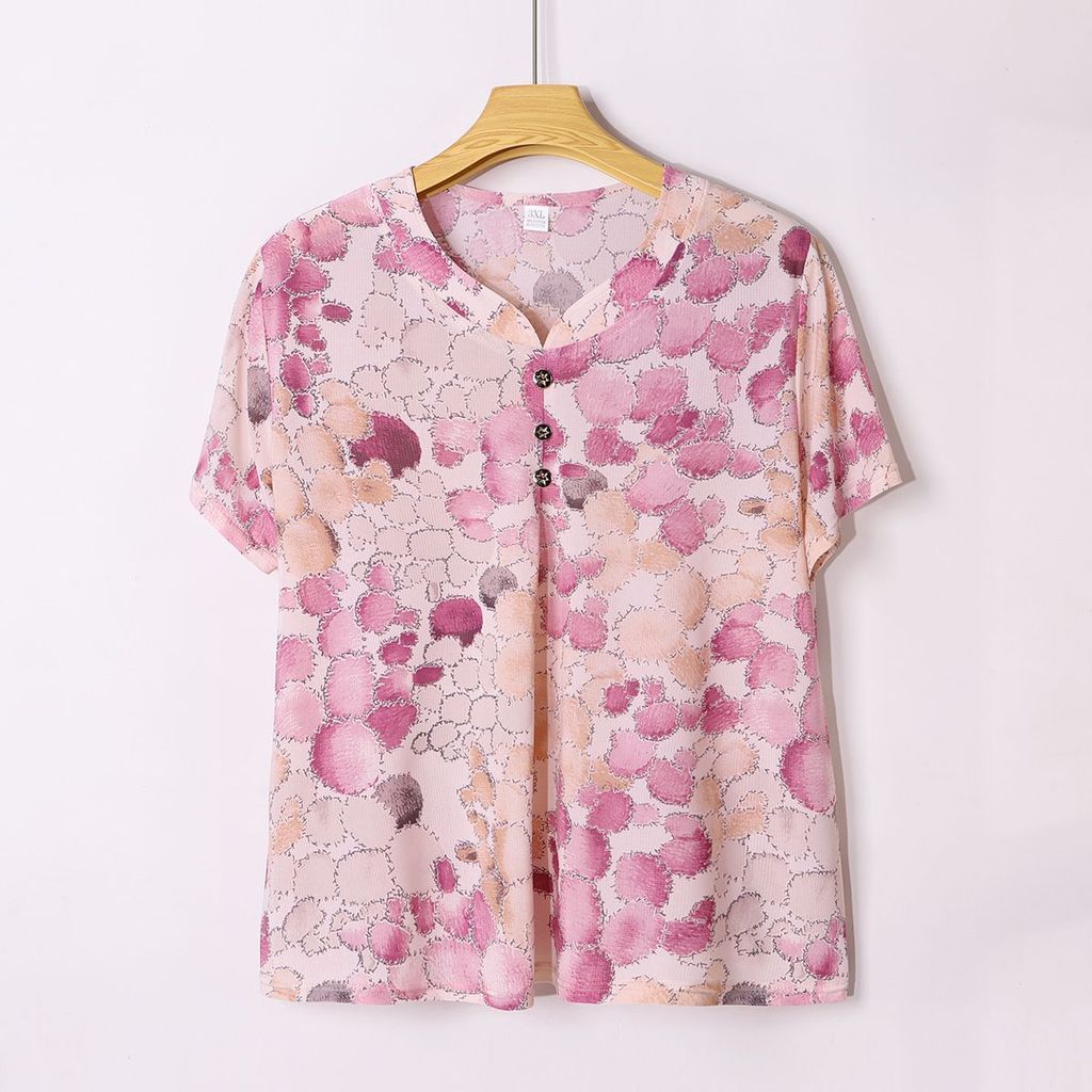 Musim panas ibu pakai t-shirt es yang lebih tua dan lebih besar perutnya yang longgar Nenek pakai to